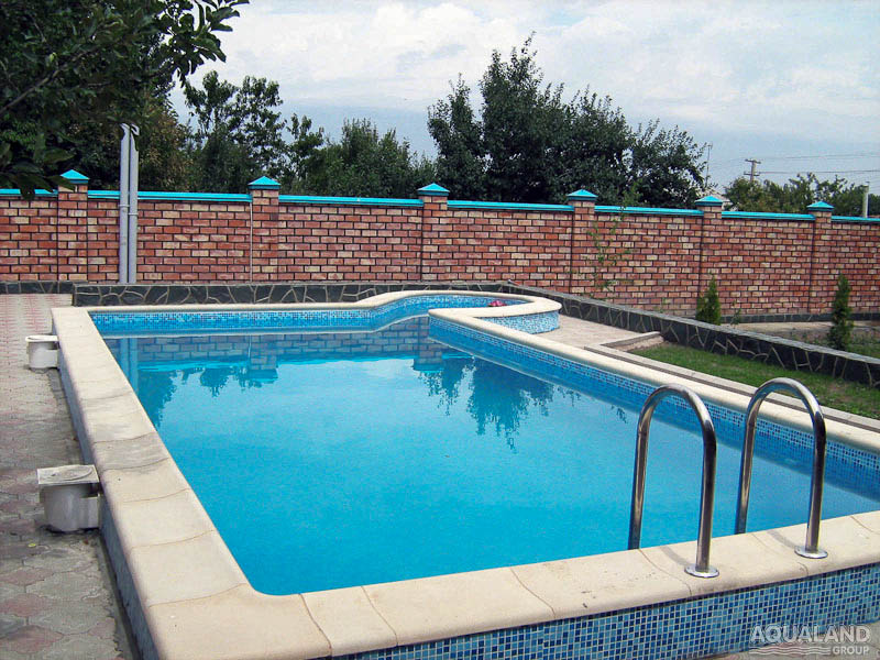 Скимерный бассейн, с использованием мозаики Ezappi  и бордюрного камня для бассейнов производства Aqualand Group.