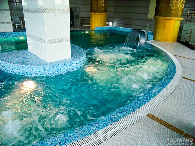 Переливной бассейн с использованием мозаики Ezarri и водных развлечений. Строительство и проектирование бассейнов в Казахстане и Кыргызстане